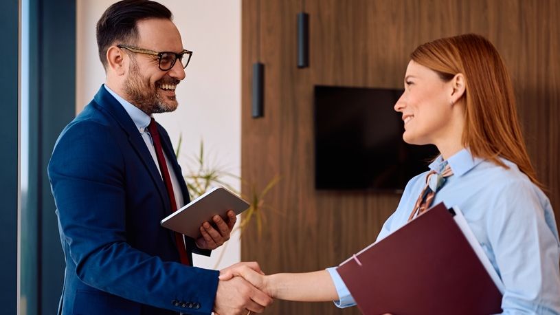 HR leader meets with 401(k) plan advisor in conference room