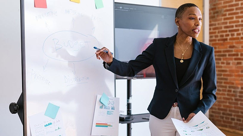 HR leader presenting ROI analysis.