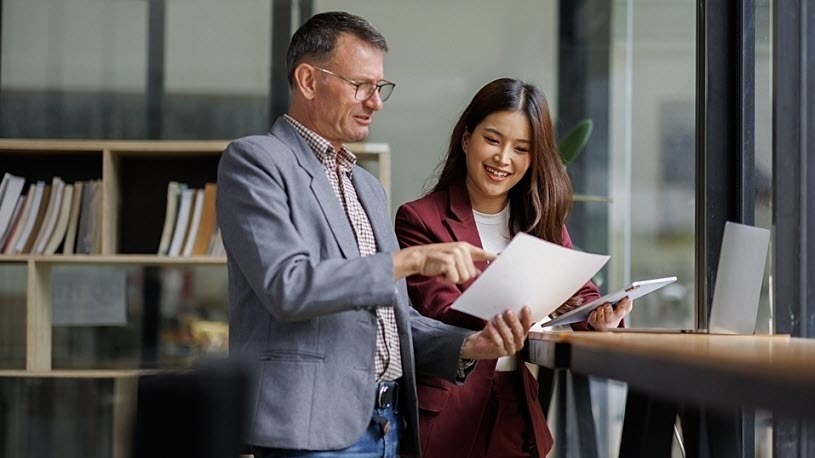 male and female coworkers discuss retirement plan participation